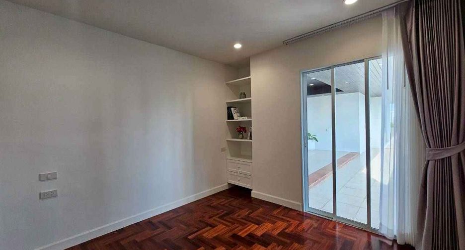 For rent 4 bedrooms condo in Khlong Toei, Bangkok