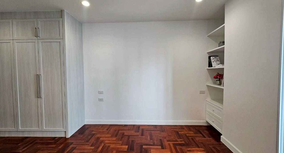 For rent 4 bedrooms condo in Khlong Toei, Bangkok