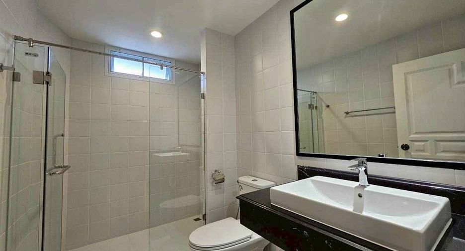 For rent 4 bedrooms condo in Khlong Toei, Bangkok