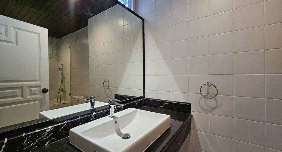 For rent 4 bedrooms condo in Khlong Toei, Bangkok