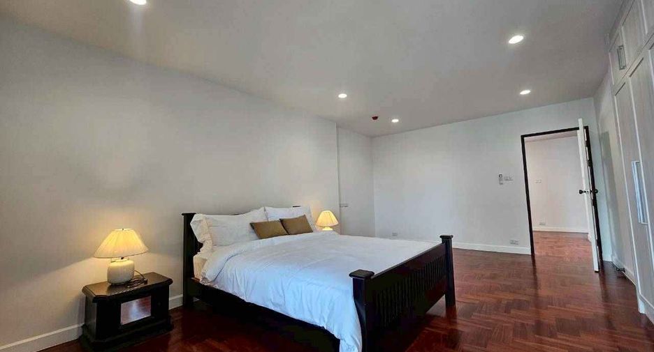 For rent 4 bedrooms condo in Khlong Toei, Bangkok