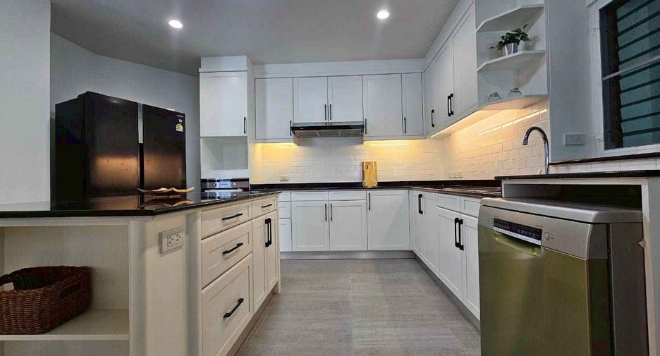 For rent 4 bedrooms condo in Khlong Toei, Bangkok