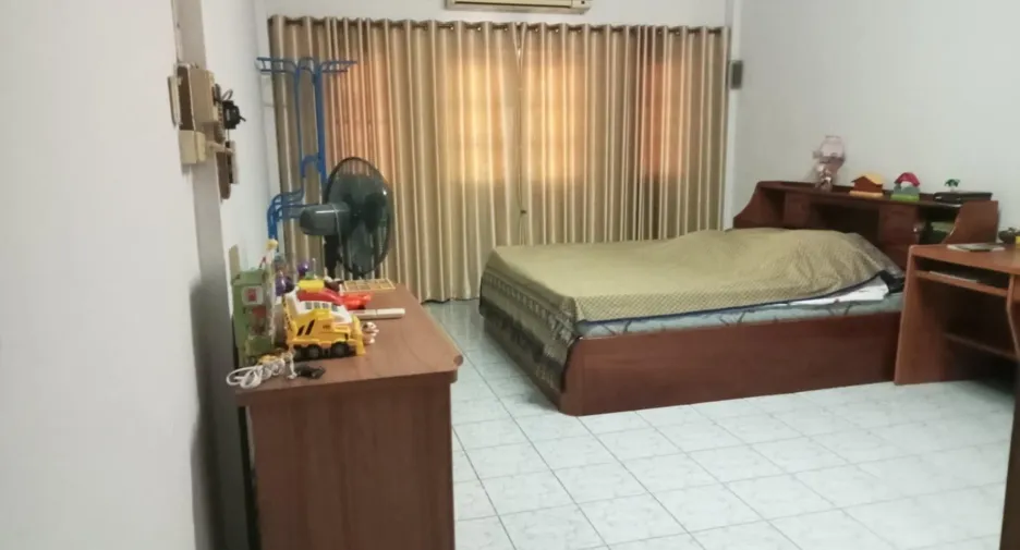 For sale 5 bedrooms townhouse in Mueang Phrae, Phrae