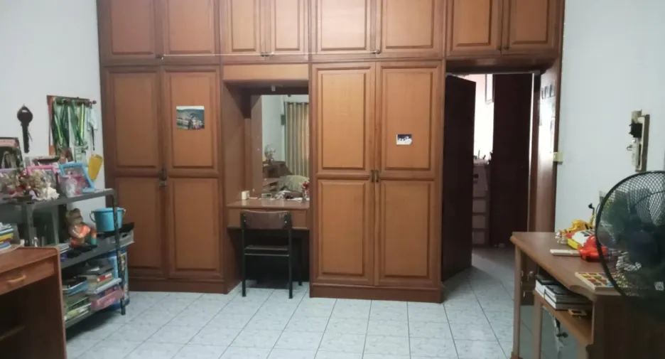 For sale 5 bedrooms townhouse in Mueang Phrae, Phrae