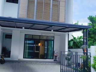 Casa adosada en venta de 3 habitaciones en Lat Krabang, Bangkok