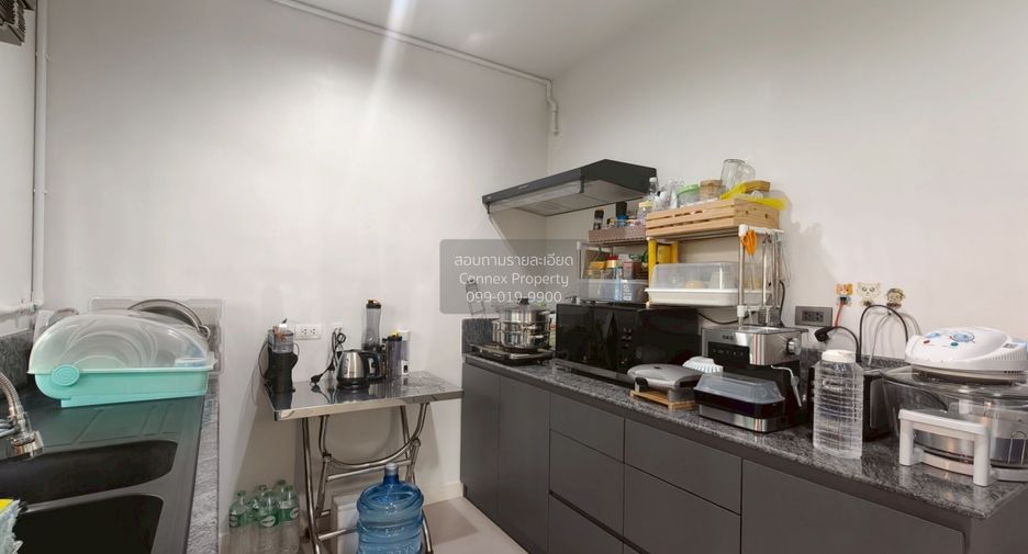 For sale 4 bedrooms house in Bang Kapi, Bangkok
