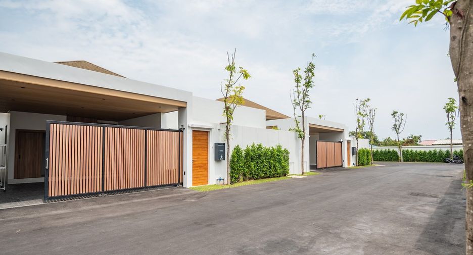 For rent 4 bedrooms villa in Mueang Phuket, Phuket