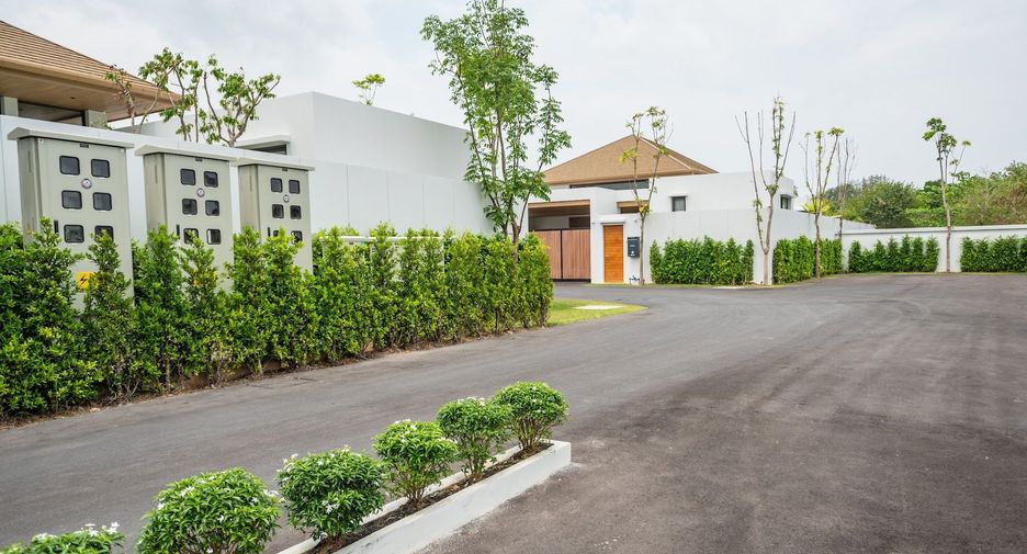 For rent 4 bedrooms villa in Mueang Phuket, Phuket