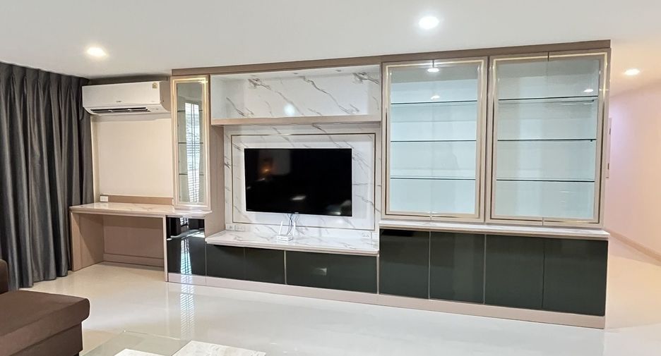 For rent 2 bedrooms condo in Watthana, Bangkok