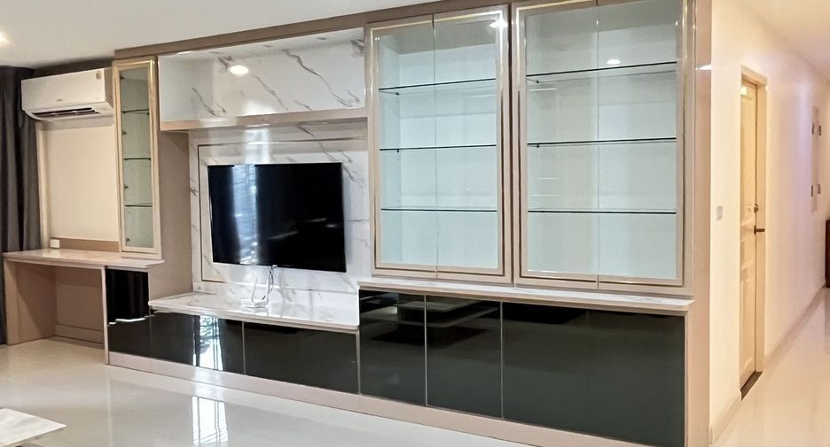 For rent 2 bedrooms condo in Watthana, Bangkok