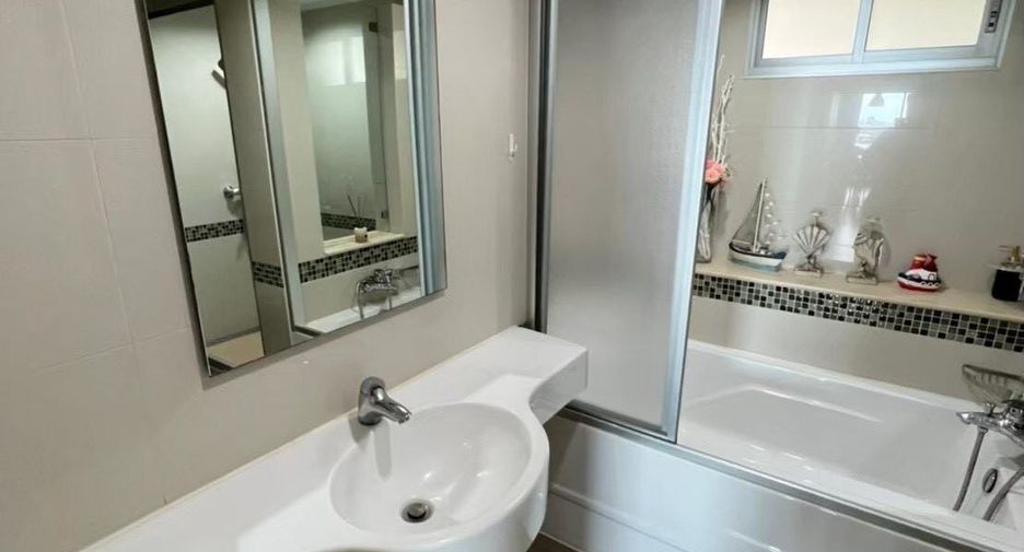 For rent 3 bedrooms condo in Yan Nawa, Bangkok