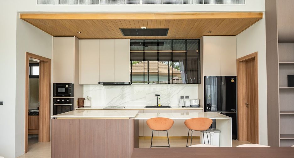 For rent 4 bedrooms villa in Mueang Phuket, Phuket