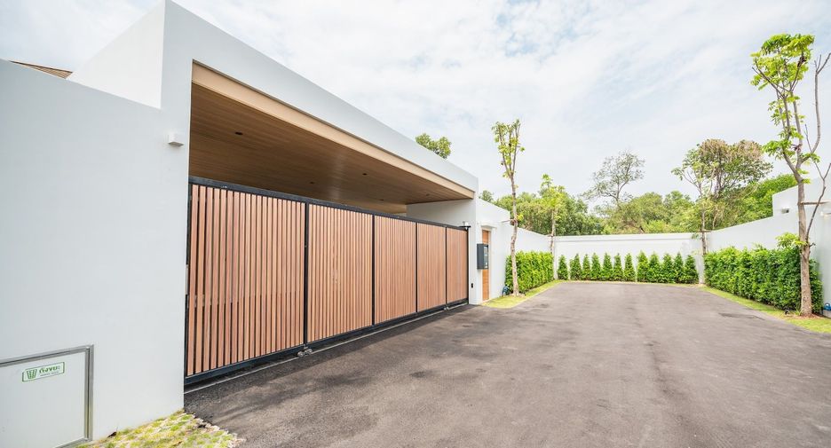 For rent 4 bedrooms villa in Mueang Phuket, Phuket
