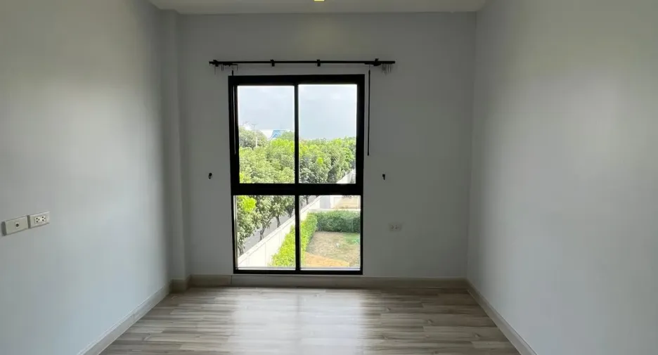 For rent and for sale 3 bedrooms townhouse in Saphan Sung, Bangkok