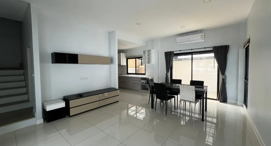 For rent and for sale 3 bedrooms townhouse in Saphan Sung, Bangkok