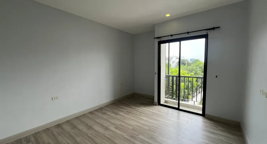 For rent and for sale 3 bedrooms townhouse in Saphan Sung, Bangkok