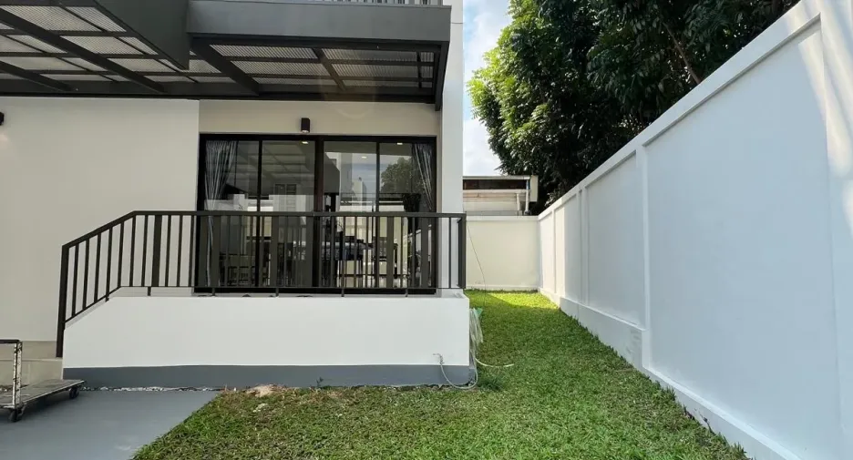 For rent and for sale 3 bedrooms townhouse in Saphan Sung, Bangkok