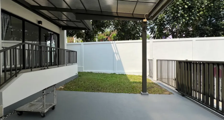 For rent and for sale 3 bedrooms townhouse in Saphan Sung, Bangkok