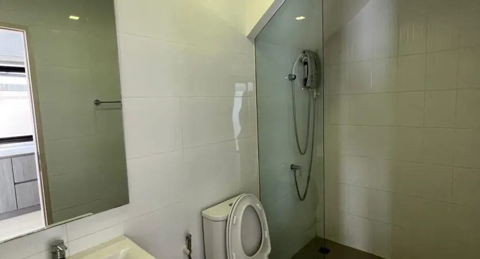For rent and for sale 3 bedrooms townhouse in Saphan Sung, Bangkok
