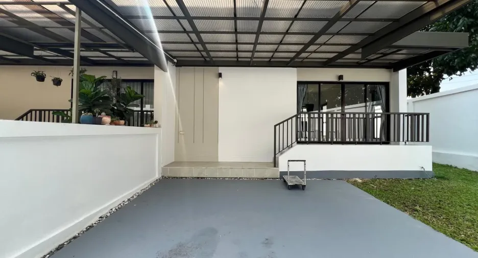 For rent and for sale 3 bedrooms townhouse in Saphan Sung, Bangkok