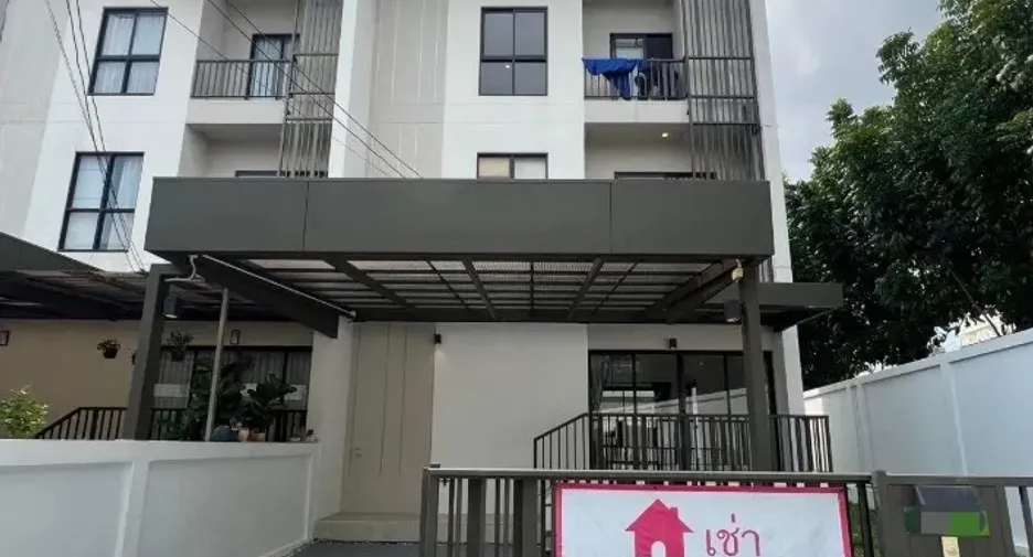 For rent and for sale 3 bedrooms townhouse in Saphan Sung, Bangkok