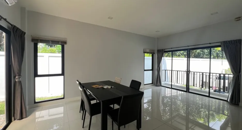 For rent and for sale 3 bedrooms townhouse in Saphan Sung, Bangkok