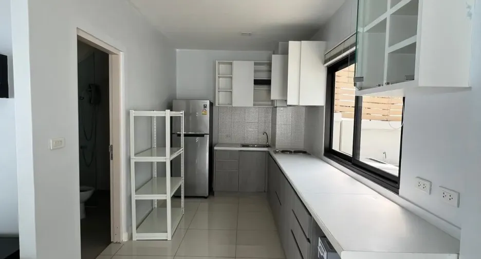 For rent and for sale 3 bedrooms townhouse in Saphan Sung, Bangkok
