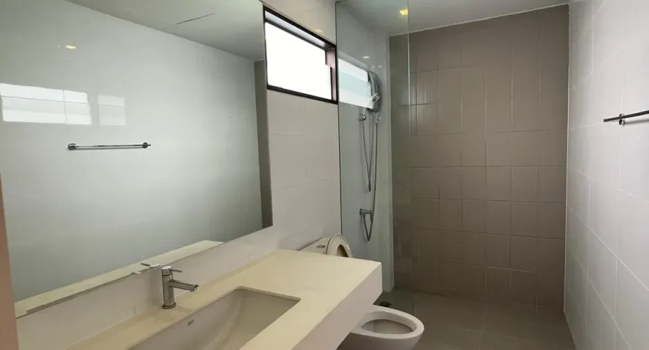 For rent and for sale 3 bedrooms townhouse in Saphan Sung, Bangkok