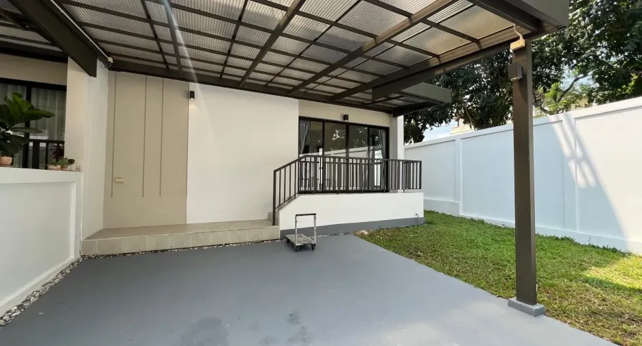 For rent and for sale 3 bedrooms townhouse in Saphan Sung, Bangkok