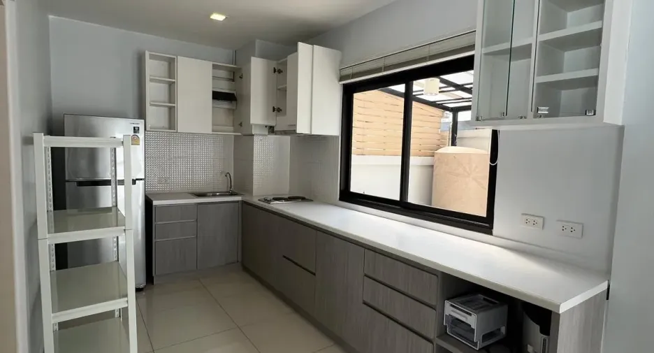 For rent and for sale 3 bedrooms townhouse in Saphan Sung, Bangkok