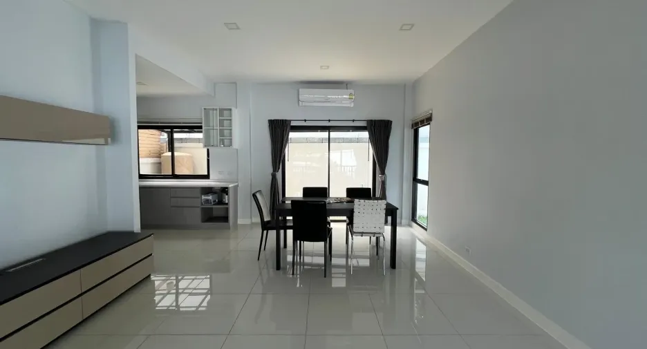 For rent and for sale 3 bedrooms townhouse in Saphan Sung, Bangkok