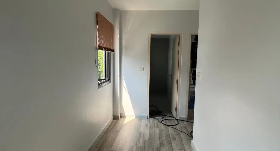 For rent and for sale 3 bedrooms townhouse in Saphan Sung, Bangkok