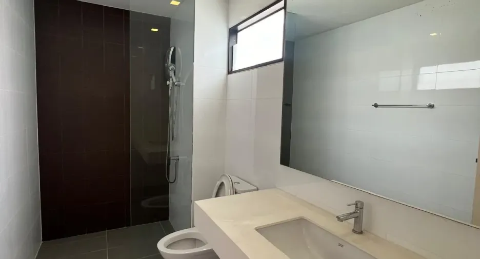 For rent and for sale 3 bedrooms townhouse in Saphan Sung, Bangkok