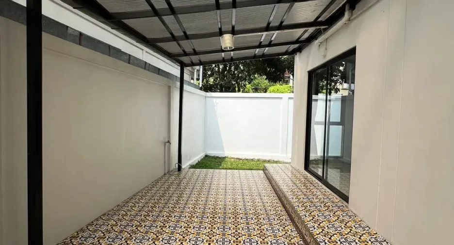 For rent and for sale 3 bedrooms townhouse in Saphan Sung, Bangkok