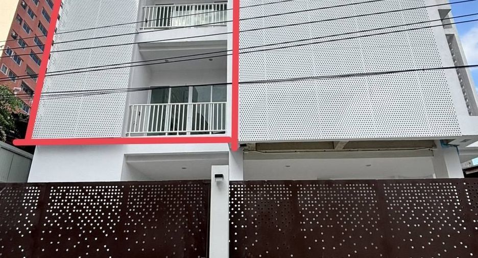 Reihenhaus zur Miete mit 2 Zimmer in Khlong Toei, Bangkok