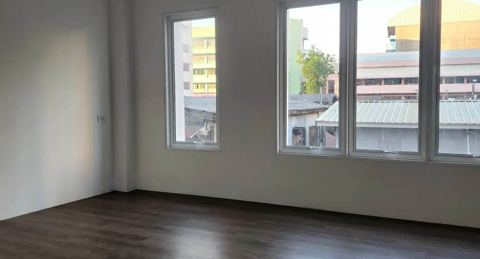 For rent 2 bedrooms townhouse in Khlong Toei, Bangkok