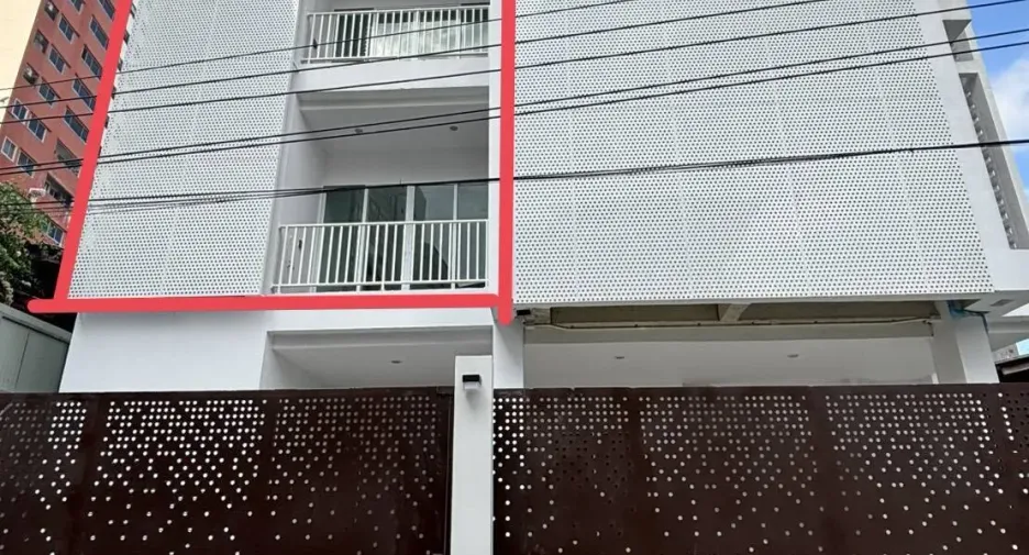 For rent 2 bedrooms townhouse in Khlong Toei, Bangkok