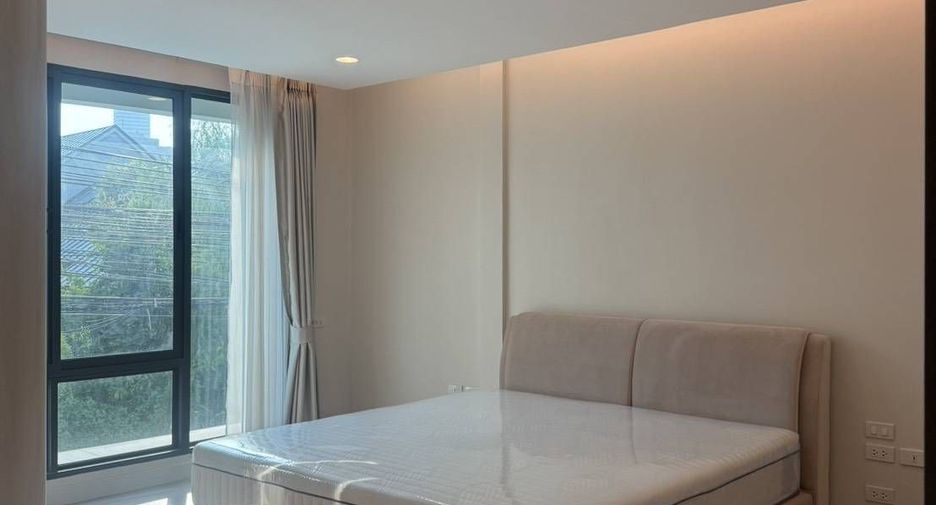 For rent 3 bedrooms townhouse in Watthana, Bangkok
