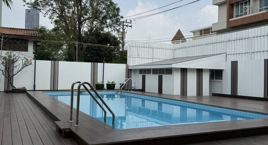 For rent 3 bedrooms townhouse in Watthana, Bangkok