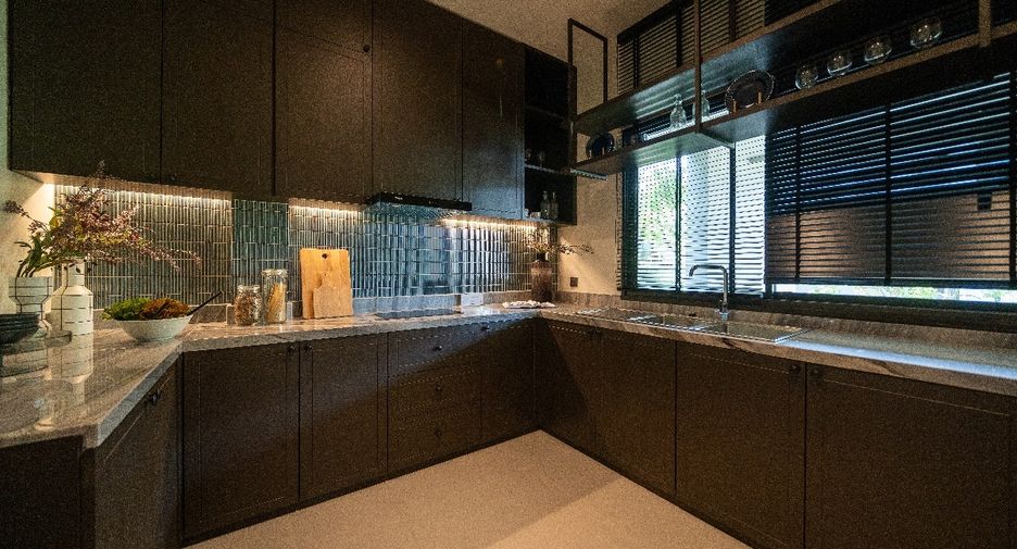 For sale 4 bedrooms house in Lat Krabang, Bangkok