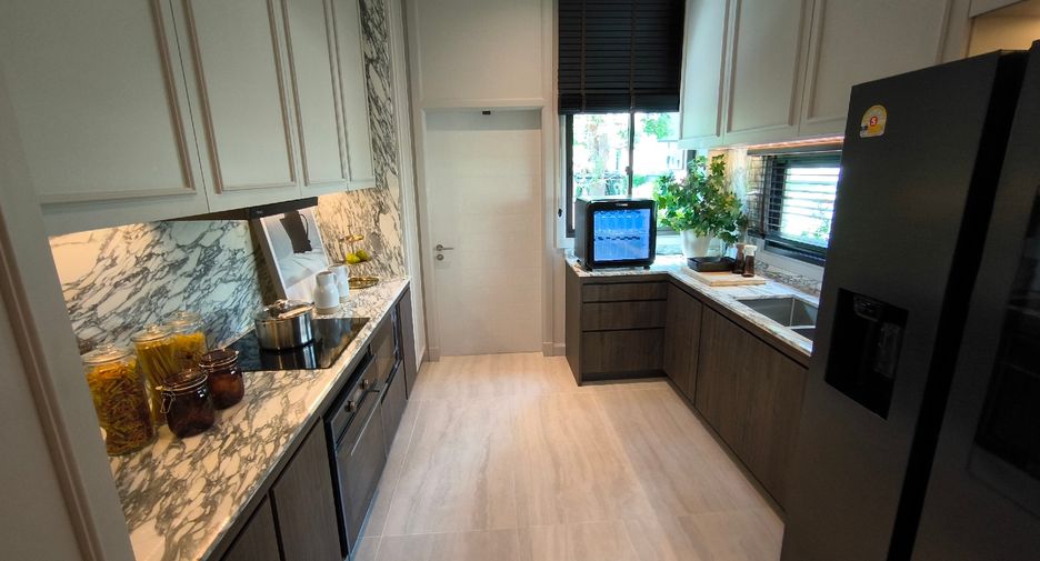 For sale 5 bedrooms house in Thawi Watthana, Bangkok