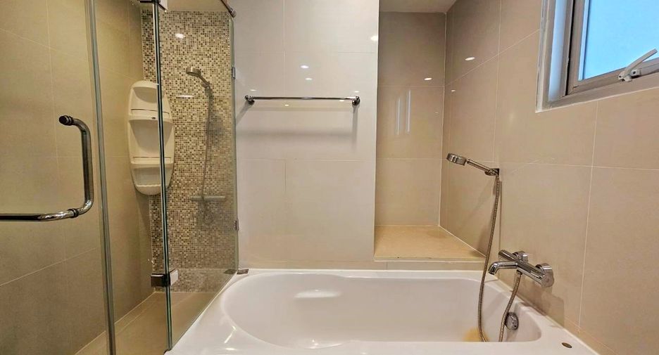 For rent 2 bedrooms condo in Pathum Wan, Bangkok