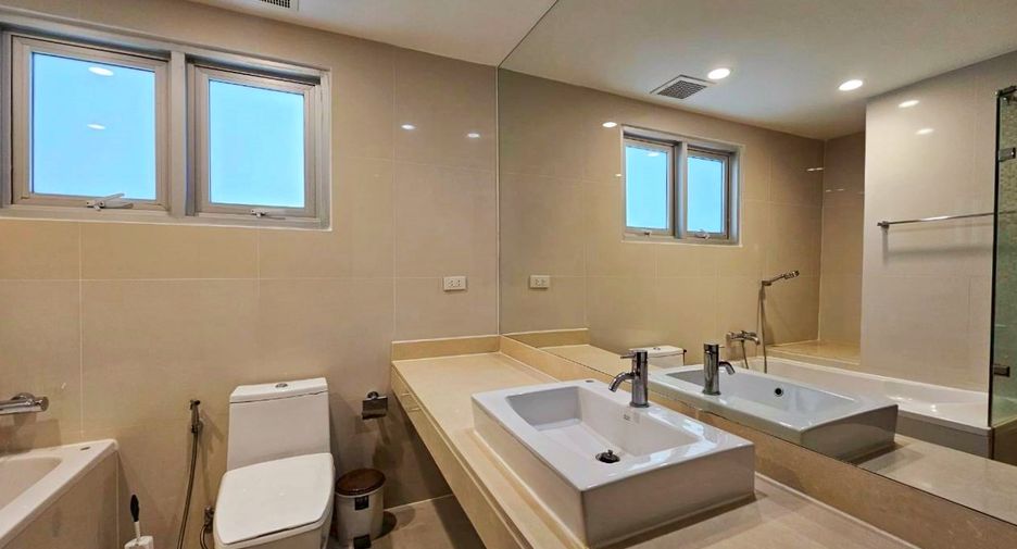 For rent 2 bedrooms condo in Pathum Wan, Bangkok