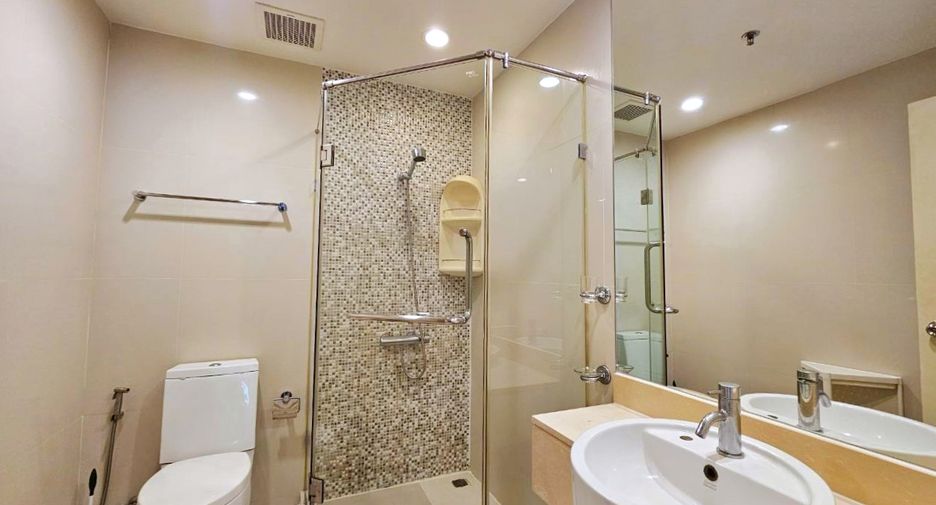 For rent 2 bedrooms condo in Pathum Wan, Bangkok