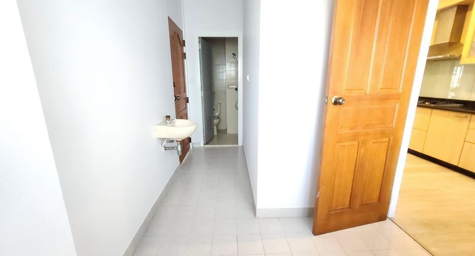 For rent 3 bedrooms condo in Watthana, Bangkok