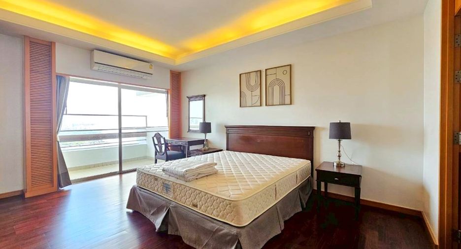 For rent 3 bedrooms condo in Sathon, Bangkok