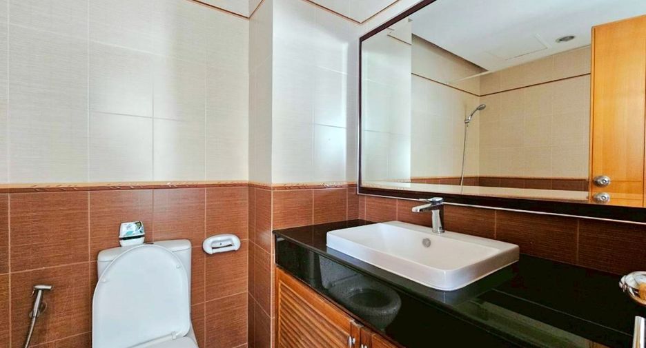 For rent 3 bedrooms condo in Sathon, Bangkok