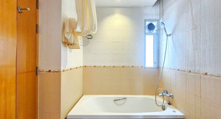 For rent 3 bedrooms condo in Sathon, Bangkok