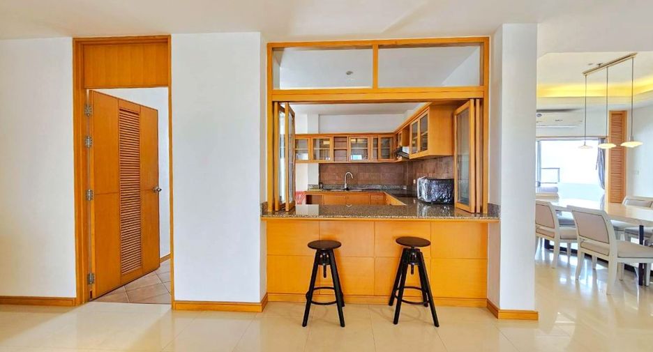 For rent 3 bedrooms condo in Sathon, Bangkok