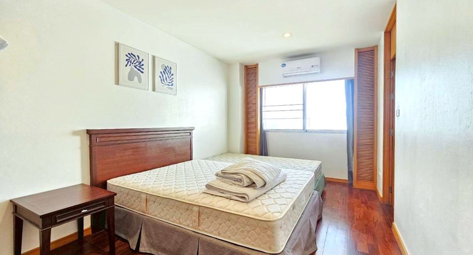 For rent 3 bedrooms condo in Sathon, Bangkok